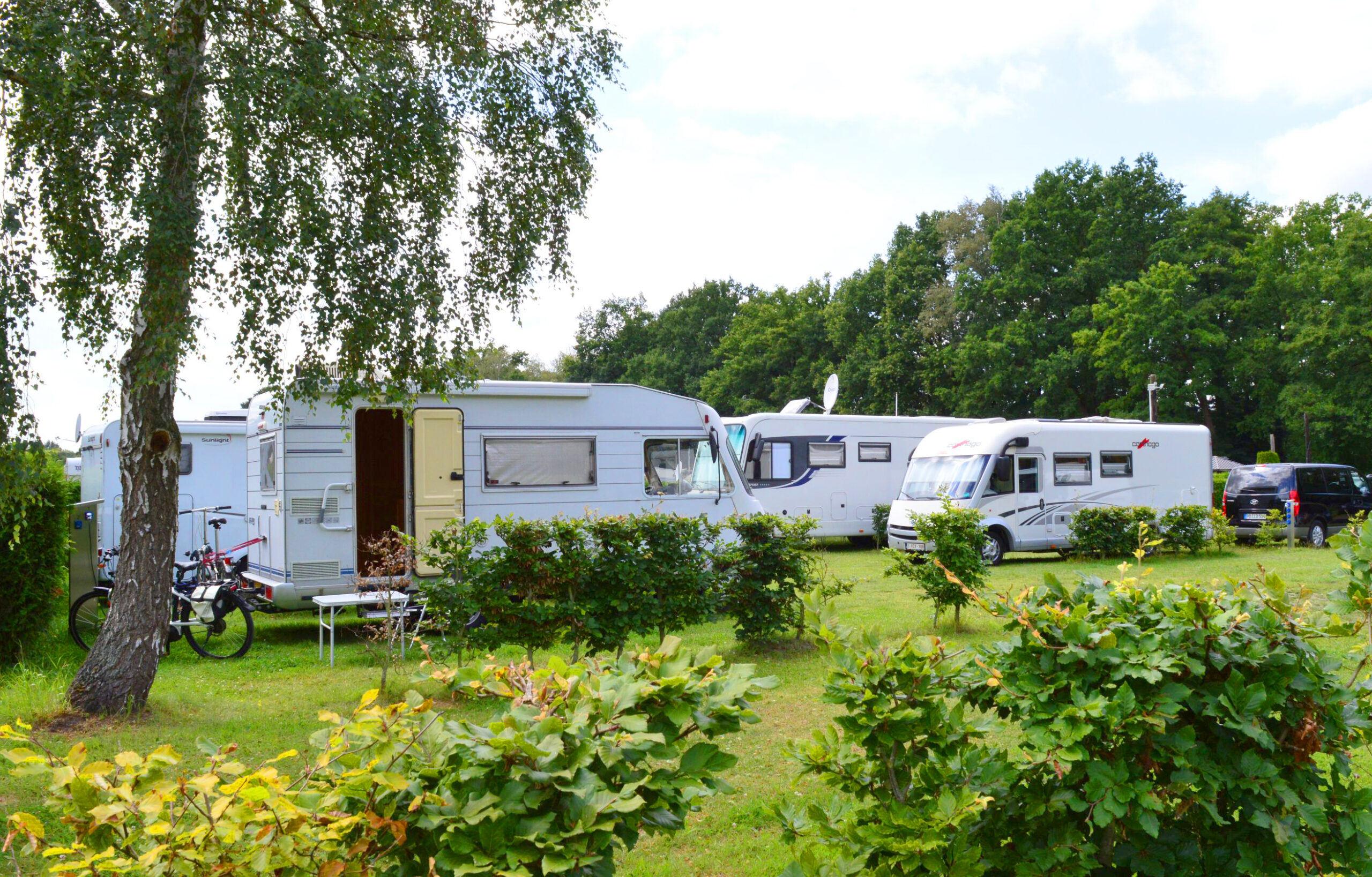 Wohnmobilstellplaetze mit Strom auf dem Campingplatz Apelhof