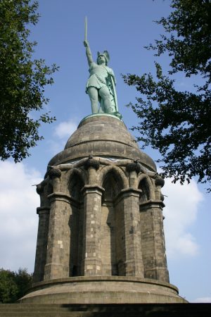 Hermannsdenkmal auf der Grotenburg im Teutoburger Wald bei Detmold